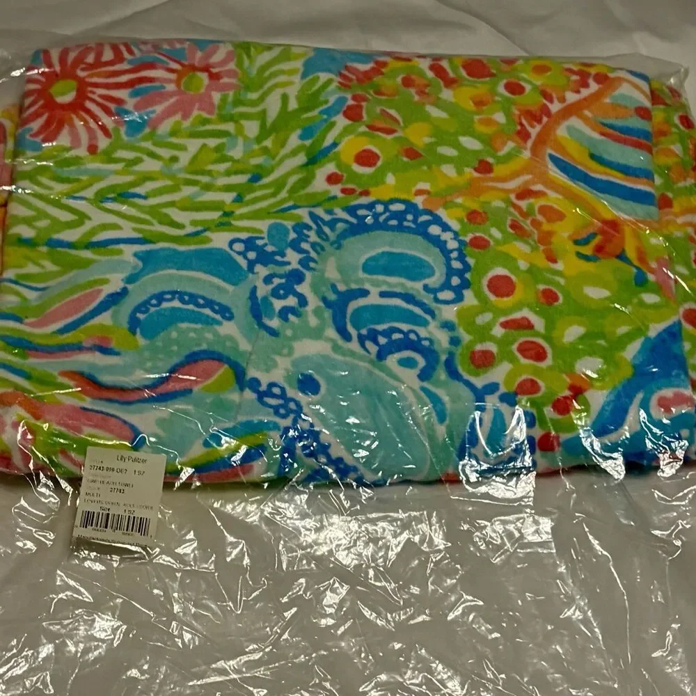 Lilly Pulitzer Beach Towel “Multi Lovers Coral” Print 30
